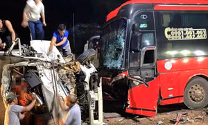 Bị xe khách lấn làn tông trực diện, vợ chồng tài xế xe tải bị thương, kẹt trong ca bin