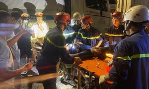 Va chạm giao thông nghiêm trọng ở Quảng Ngãi, tài xế thoát nạn