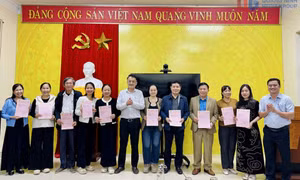 Trao Giấy chứng nhận quyền sử dụng đất tại Dự án Khu dân cư đô thị mới Đồn Điền (phường Tuần Châu) sau nhiều năm vướng mắc