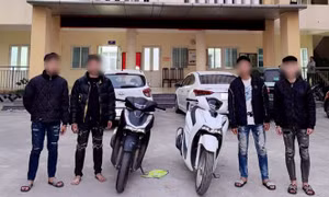 Nhóm thanh niên đi xe SH cầm dao gắn tuýp sắt truy đuổi người đi đường