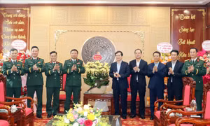 Phó Bí thư Tỉnh ủy, Chủ tịch Ủy ban MTTQ tỉnh Vũ Quyết Tiến chúc mừng Bộ CHQS tỉnh nhân Ngày thành lập QĐND Việt Nam