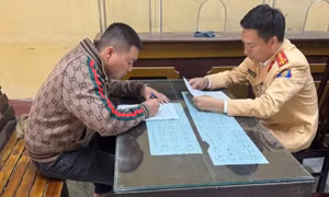 Xử phạt lái xe cố tình vượt qua đường sắt ở Ninh Bình