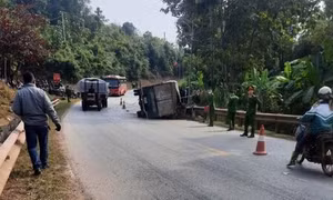 Xe tải mất lái trên Quốc lộ 6, tài xế tử vong
