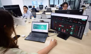 Nhà đầu tư bán mạnh, chứng khoán giảm 52 điểm