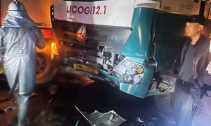 Tài xế xe buýt mắc kẹt trong cabin sau va chạm với xe trộn bê tông ở Hà Nội