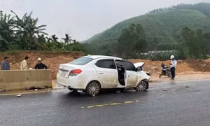 Tài xế ô tô buồn ngủ tông vào dải phân cách trên cao tốc, một bé sơ sinh thiệt mạng
