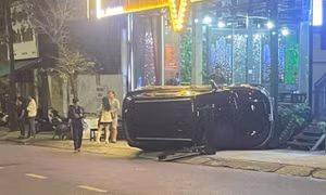 Tài xế điều khiển xe ô tô lao vào nhóm người đứng trên vỉa hè