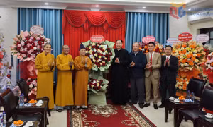 Hoà thượng Thích Thanh Quyết chúc mừng Giáo xứ Hòn Gai nhân dịp Lễ Giáng sinh 2025