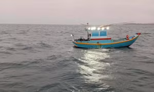 Phát hiện người đàn ông tử vong trên chiếc xuồng trôi tự do ở đảo Phú Quý