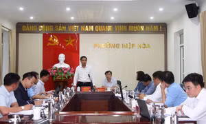 Đồng chí Vũ Văn Diện, Phó Chủ tịch UBND tỉnh, dự kiểm điểm BTV Đảng ủy phường Hiệp Hòa năm 2025
