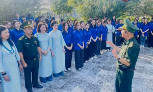 Thầy giáo quân hàm xanh dạy lịch sử đường biên cột mốc
