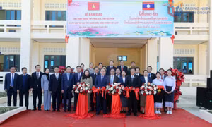 Lễ bàn giao Trường THPT Phăn Xăm, tỉnh Hủa Phăn (Lào)