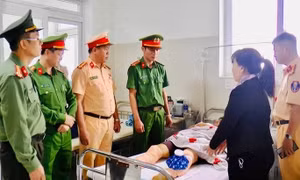 Nam thanh niên chống lệnh, lao xe vào tổ công tác làm trung tá cảnh sát giao thông gãy 2 chân