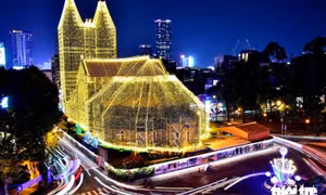 Nhà thờ Đức Bà lên đèn đón Giáng sinh, người dân nô nức đến check-in