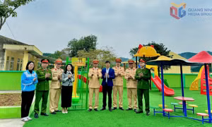 Thanh niên Phòng CSGT (Công an tỉnh) tặng quà học sinh vùng cao 
