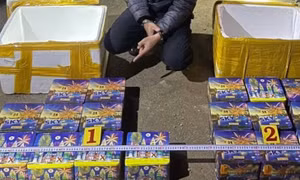 Người đàn ông vận chuyển pháo lậu bị bắt giữ, hai đối tượng liên quan ra đầu thú