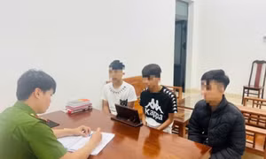 Mâu thuẫn tại đám cưới, 3 thiếu niên đánh người rồi cướp tài sản