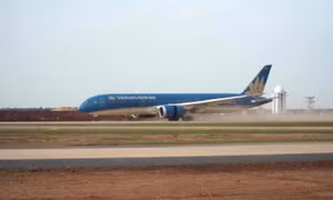 Lần đầu tiên máy bay Boeing 787 hạ cánh xuống sân bay Long Thành
