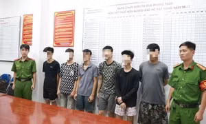 Công an phường Xóm Chiếu truy xét 14 thanh, thiếu niên chặn xe, hành hung người đi đường
