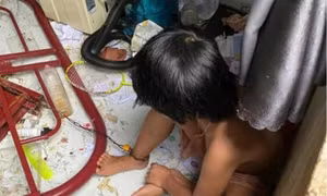 Công an triệu tập đối tượng xích chân con gái ruột trong căn phòng bẩn thỉu