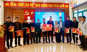 Trao kinh phí hỗ trợ sinh kế cho ngư dân khó khăn tại đặc khu Vân Đồn