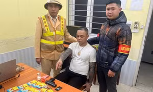 Tổ công tác 141 thu giữ súng ngắn và nhiều ma tuý trên 1 xe ô tô ở Hoài Đức