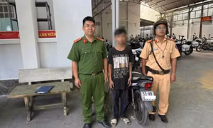 CSGT TPHCM tịch thu xe máy của thiếu niên "bốc đầu" trên đường phố
