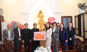 Lãnh đạo tỉnh thăm, chúc mừng Giáo xứ Trà Cổ
