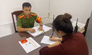 Lừa tới đưa hàng xóm đi ăn để quay lại trộm vàng