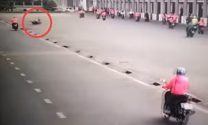 Nữ công nhân tại Ninh Bình bị ngã xe máy trong công ty dẫn đến tử vong