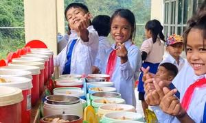 Hỗ trợ bữa ăn trưa cho học sinh tiểu học, THCS ở các xã biên giới