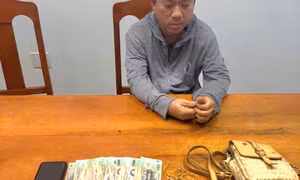Người đàn ông phụ quán cơm ở Lâm Đồng chiếm đoạt tiền, vàng của khách bỏ quên