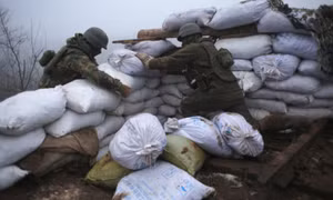 Ukraine tạm thời đóng cửa trạm kiểm soát ở Donbass do bị pháo kích