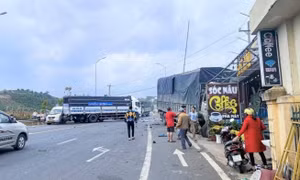 4 ô tô đâm liên hoàn rồi tông sập quán cà phê cạnh trạm thu phí ở Lâm Đồng