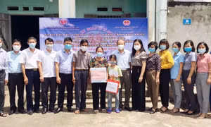 Nâng bước trẻ mồ côi, khuyết tật đến trường