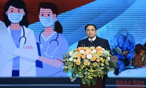 Những “chiến sĩ áo trắng” luôn là hình ảnh đẹp về sự hy sinh, y đức, tấm lòng nhân ái