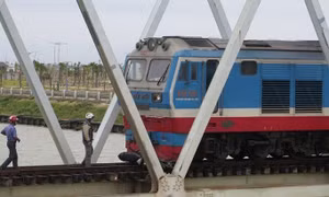 Kinh hoàng xe máy bị tàu hỏa kéo lê 100m khi băng qua đường sắt