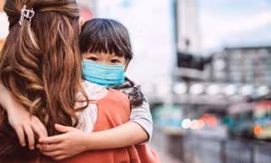 Trẻ mắc Covid-19 cha mẹ cần làm gì?