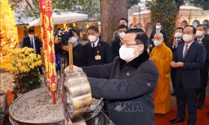 Chủ tịch Quốc hội Vương Đình Huệ dâng hương tại Hoàng thành Thăng Long