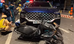 Ôtô tông hàng loạt xe máy dừng đèn đỏ