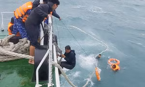 Tìm thấy 4 ngư dân ôm can nhựa trôi dạt ở vùng biển Lý Sơn