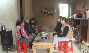 Vận động học sinh vùng cao đến trường sau Tết