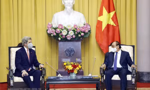 Chủ tịch nước Nguyễn Xuân Phúc tiếp Đặc phái viên Tổng thống Hoa Kỳ về biến đổi khí hậu