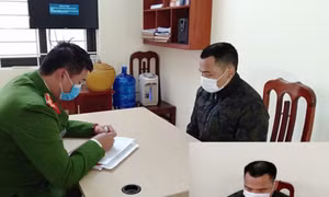 Chặn xe, bắt giữ con nợ giữa đường và cướp ô tô