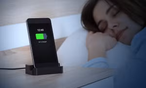 Nghiên cứu mới: Sạc điện thoại vào ban đêm có thể dẫn tới bệnh béo phì và tiểu đường