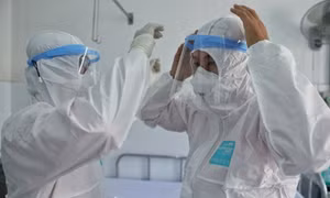 Sáng 23/12: Gần 8.200 ca COVID-19 nặng đang điều trị; Hoàn thành tiêm mũi 2 vaccine cho người trên 18 tuổi cuối tháng 12