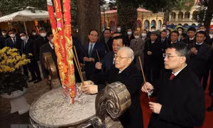 Tổng Bí thư dâng hương tại Hoàng thành Thăng Long