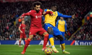 Kết quả Ngoại Hạng Anh: Đè bẹp Southampton, Liverpool lên nhì bảng