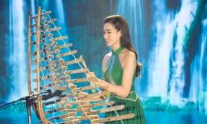 Đỗ Thị Hà lọt top 27 thí sinh tài năng nhất cuộc thi Miss World với tiết mục đàn T'rưng