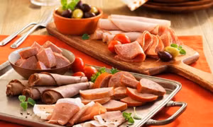 Thịt nguội, xúc xích có thể gây ung thư như thuốc lá